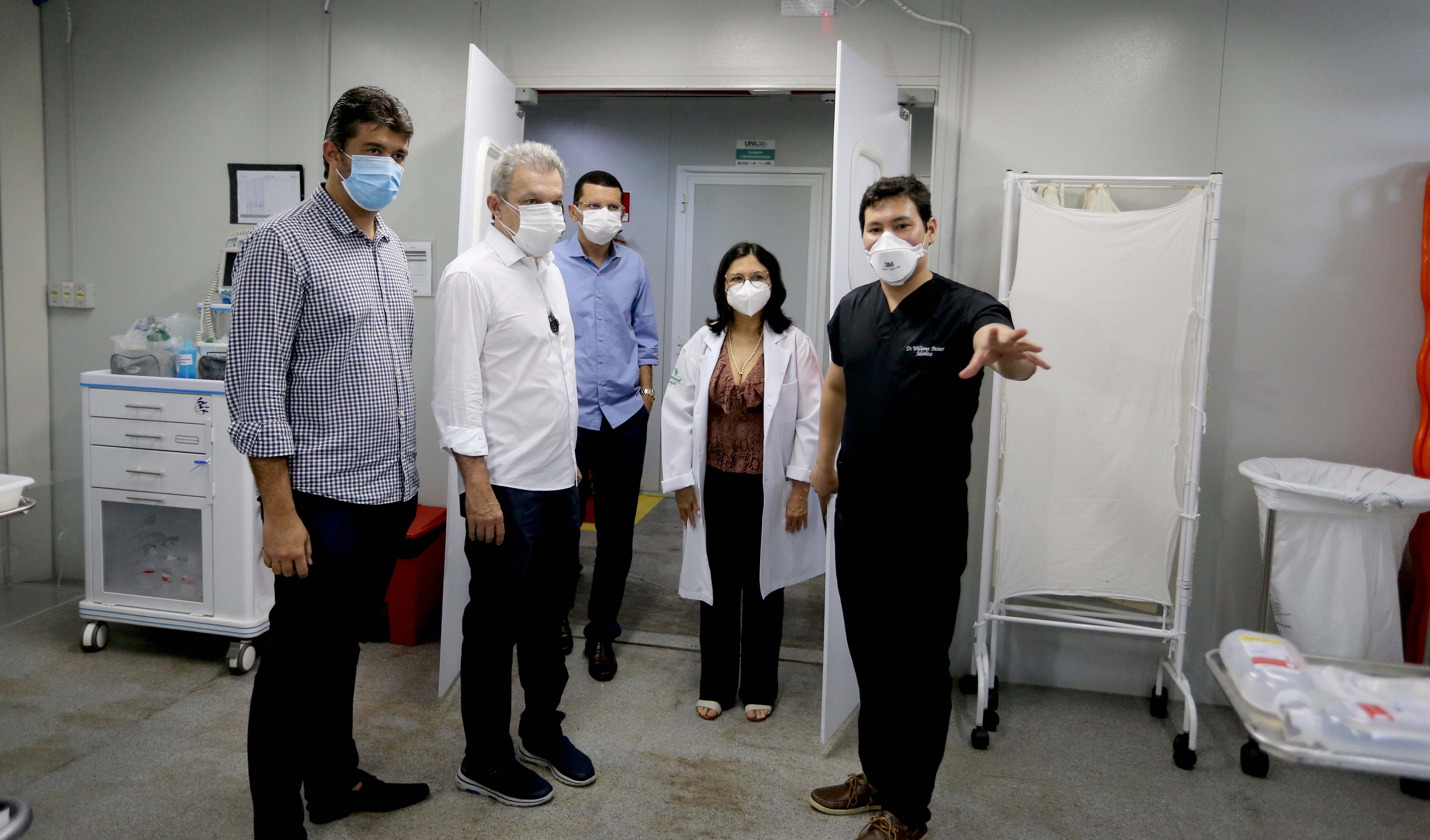 grupo de pessoas com máscara dentro de uma enfermaria